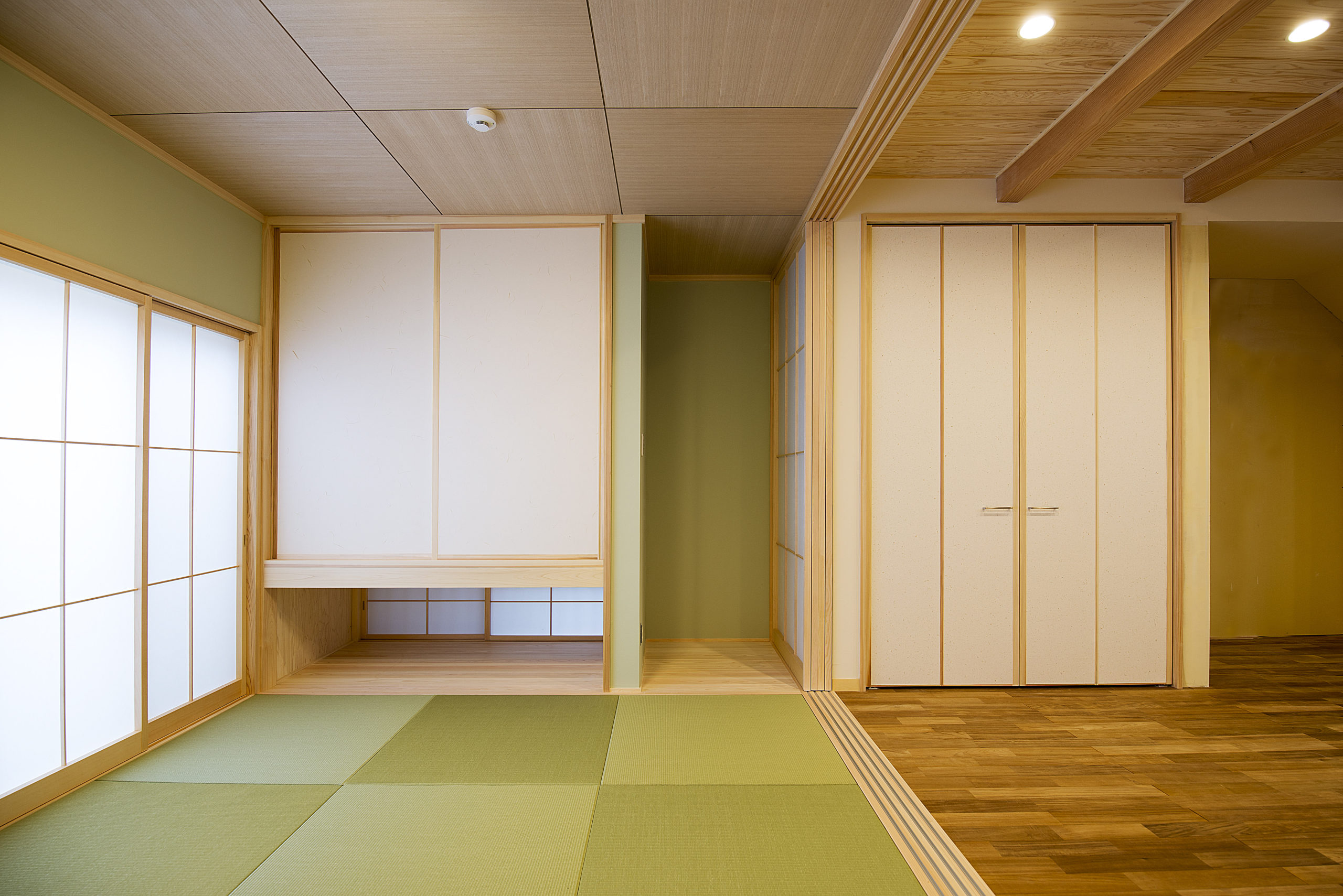 地袋のある琉球畳の和室リビング